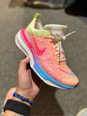 Nike Women's Neon Pink Coral Gradient Flyknit Running Sneaker Size 8